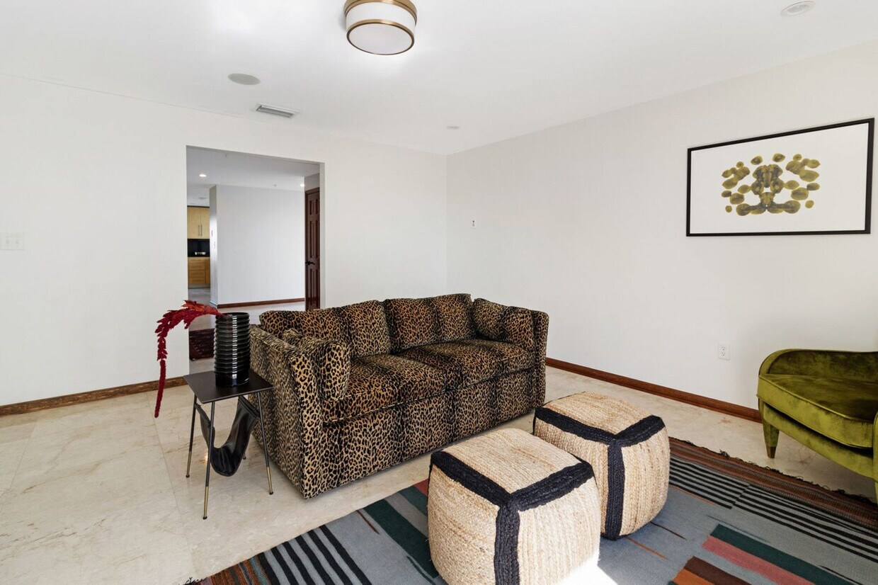 Foto principal - 7939 East Dr