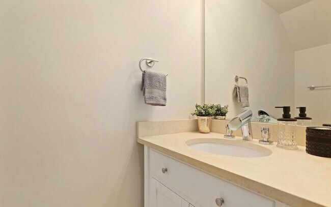Building Photo - Dream 2 Bedroom Rowhome w/ Parking!