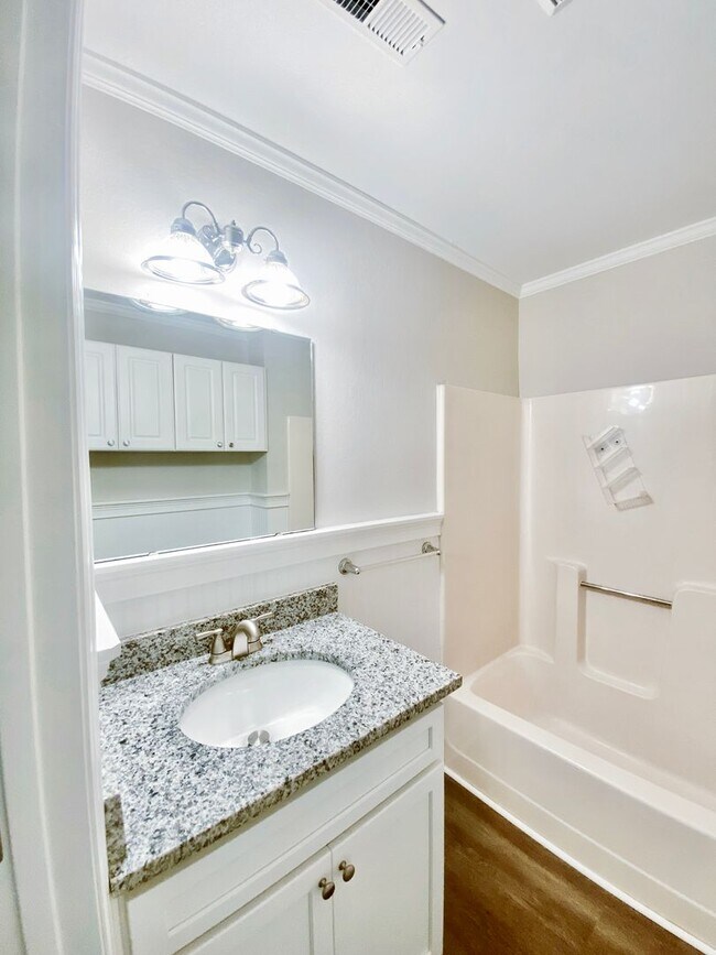 Foto del edificio - 1065 Farm Pond Ln