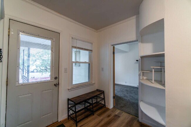 Foto del edificio - Updated 3-Bedroom Townhouse-Style Duplex with Modern Kitchen & Bath – Pets Welcome!