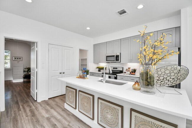 Foto del edificio - 9006 Laverne Laurel Ln