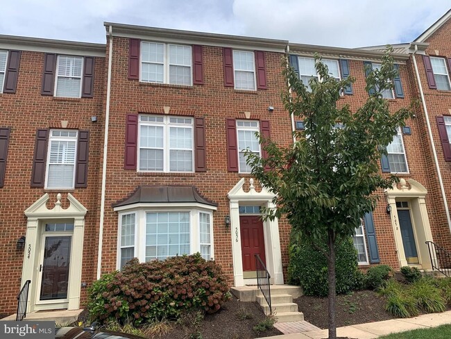 Building Photo - Open concept floor plan awaits you in this...