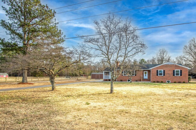 Foto del edificio - Remodeled 5 Bedrooms, 3 Full Baths