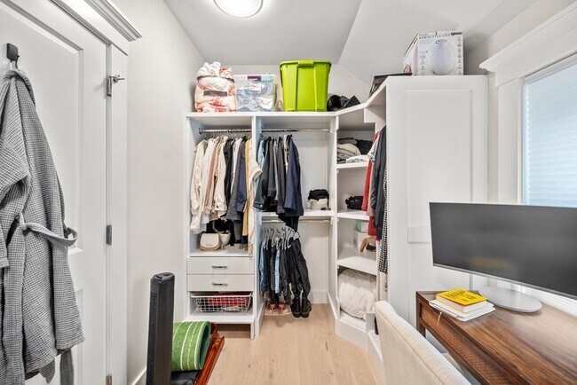 Building Photo - 484 Ashmont St