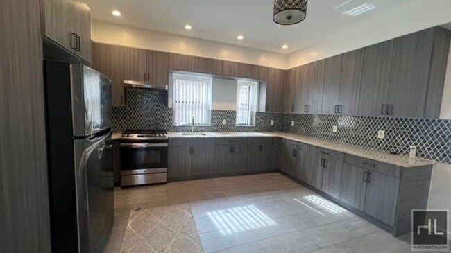 Building Photo - 4 bedroom in BROOKLYN NY 11210