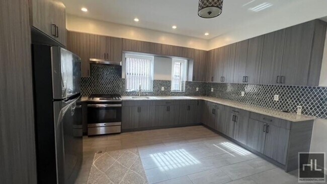Foto del edificio - 4 bedroom in BROOKLYN NY 11210