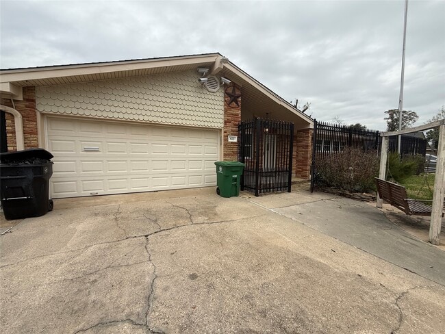 Building Photo - 822 Hidden Valley Dr