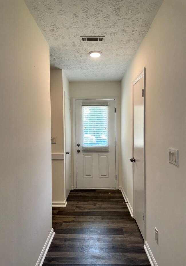 Foto del edificio - Updated 3 Bed/2 Bath Ranch Home on Quiet, ...
