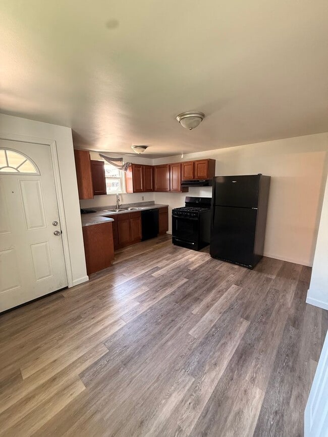 Building Photo - 2 Bedroom 1 Bathroom Apartment For Rent!