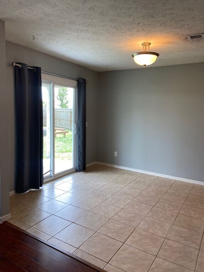 Building Photo - Gorgeous 3 Bedroom 2 Bath House!