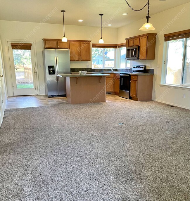 Building Photo - Charming 3 BR home in SE Bend with large f...