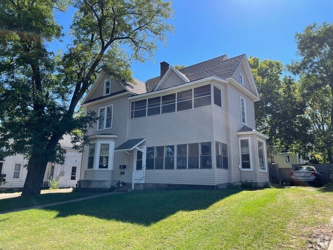Building Photo - 1023 E Grand Ave