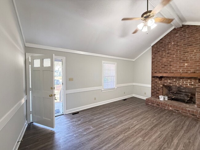 Building Photo - 1136 Beechwood Dr