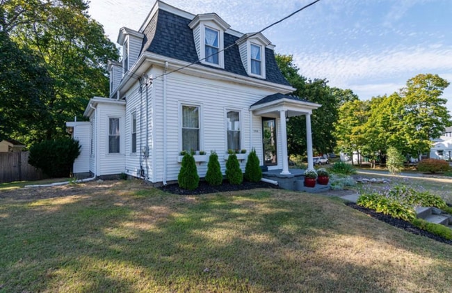 Building Photo - 1104 Pleasant St