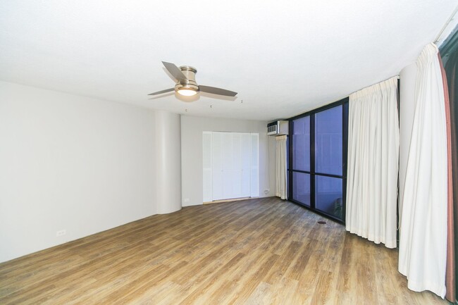 Building Photo - Terrific 1 BD / 1 BA Condo In A Prime Loca...