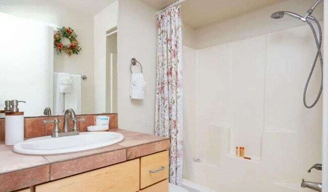 Foto del edificio - Beautiful Furnished Condo all utilites inc...