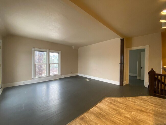 Foto del edificio - 2217 W 5th Ave