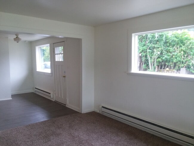 Foto del edificio - Spacious 3-Bedroom Home for Rent in Silver...