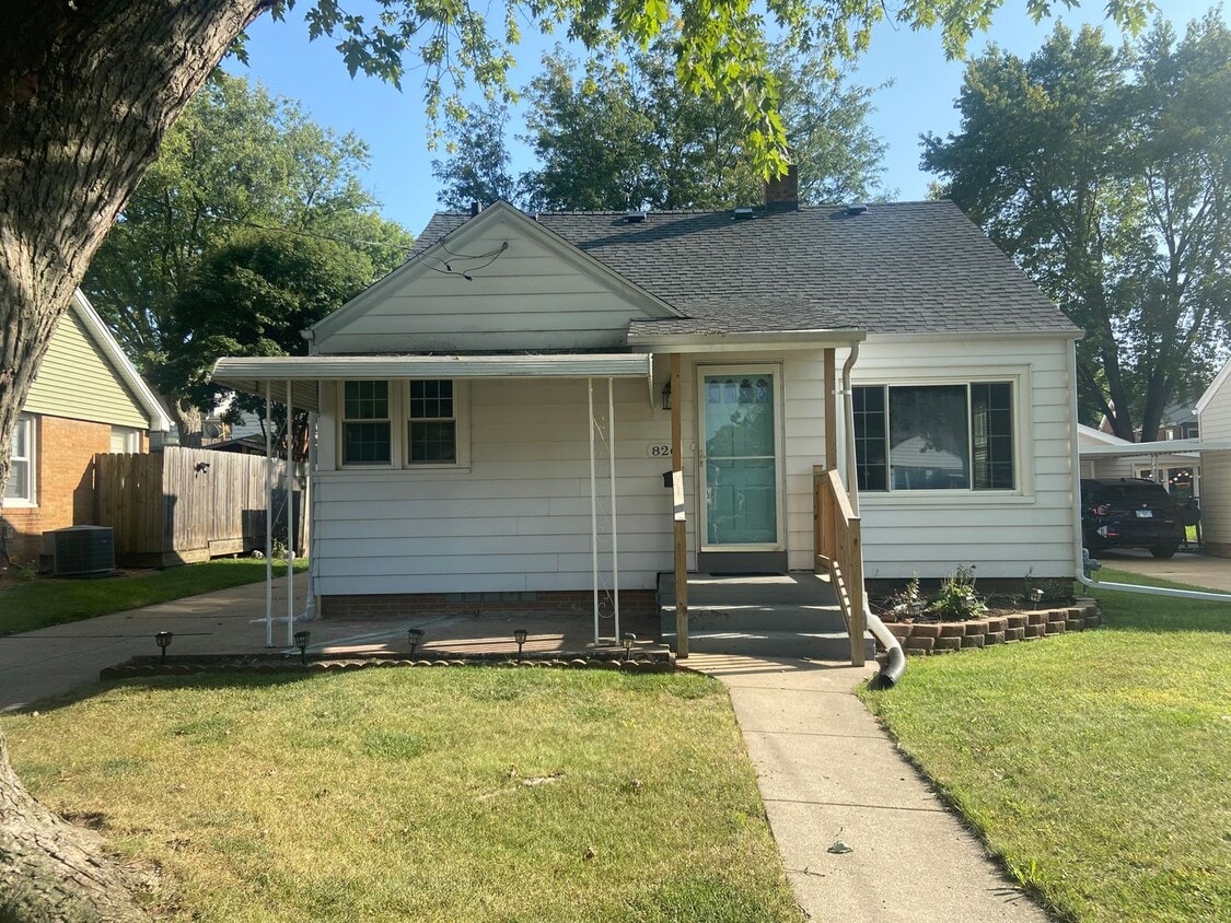 Primary Photo - 3 Bedroom, 1.5 Bath Home Plus garage!!