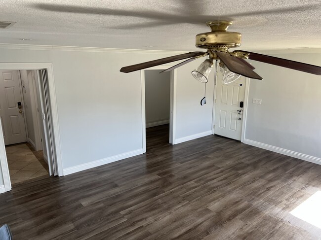 Building Photo - 2526 E Balsam Ave