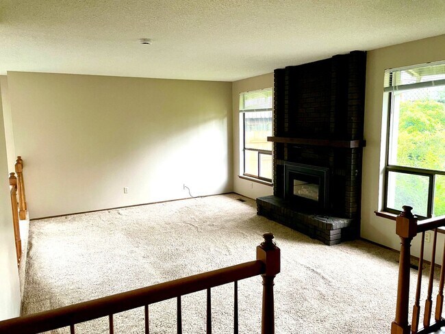 Foto del edificio - Spacious 3 Bedroom, 2.5 Bathroom Bellingham Home with Sunroom, Large Deck & Fenced Yard
