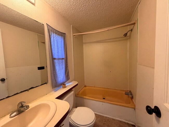 Building Photo - This 3-bedroom, 2-bathroom home on the outskirts of Russellville, AR