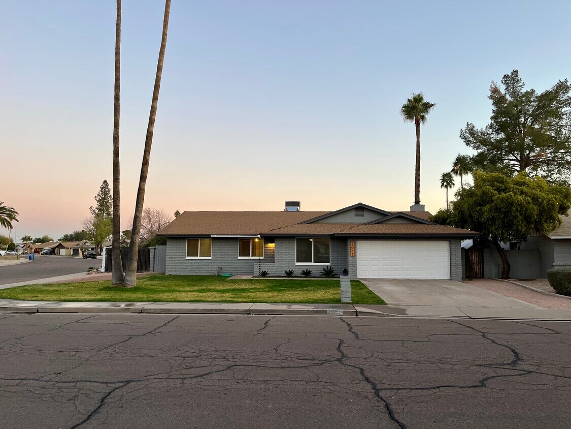 Foto principal - 2063 E Oxford Dr