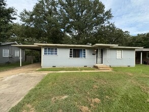Building Photo - 3030 Oak Forest Dr