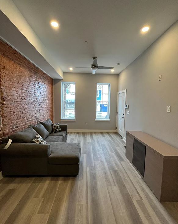 Foto del edificio - 2540 W Girard Ave