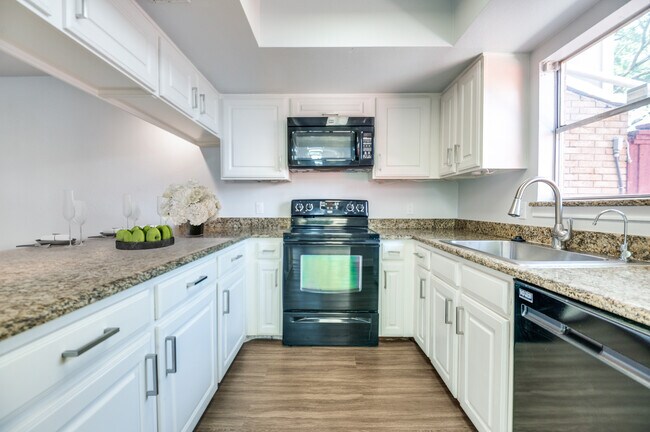 Foto del edificio - 2711 Creek Wood Ct