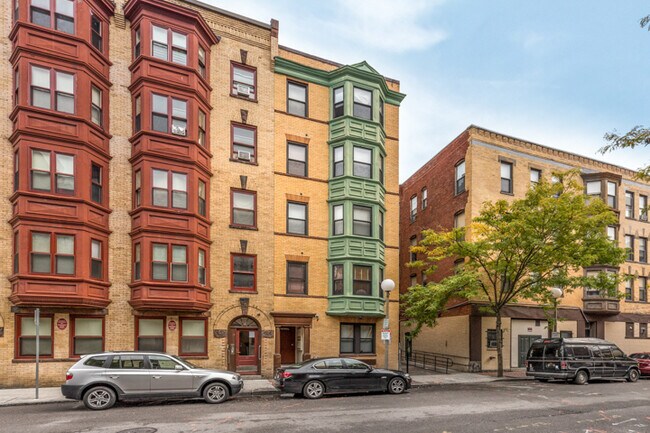 Building Photo - Two Bed Near Northeastern - No Fee