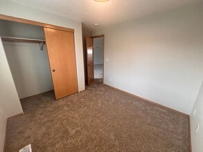 Building Photo - 3965 SE Azalea Ave