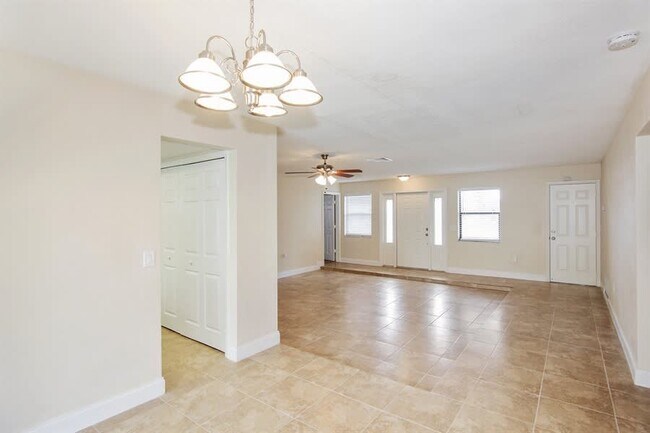 Foto del edificio - 9671 NW 24th St