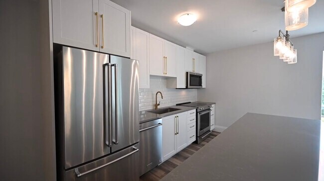 Building Photo - Gorgeous Condo Overlooking Victoria Park