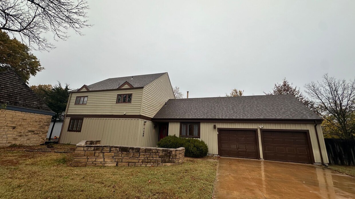 Primary Photo - $1590 - 3 bed 2.5 bath - Single Family Home!