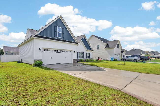 Building Photo - Spacious Stateside Home with Bonus Room & Screened-In Porch