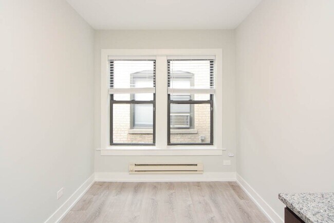 Foto del edificio - 702 W Brompton Ave