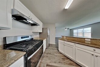 Building Photo - 14906 Sugarhollow Dr