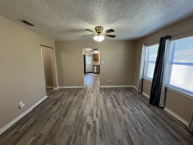 Foto del edificio - Charming 3 Bed, 1 Bath Home