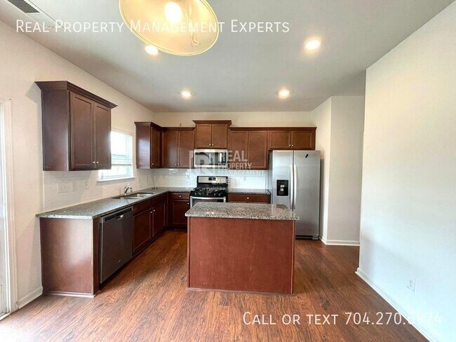 Building Photo - Gorgeous 3 BR/2.5 BA Home in Charlotte!