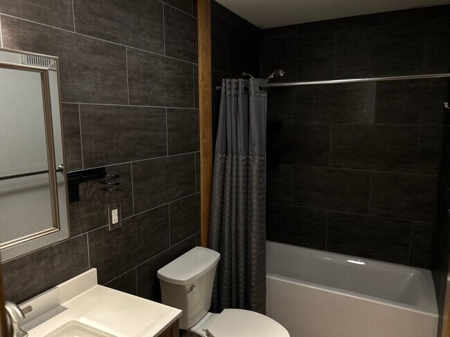 Building Photo - Beautiful 4 Bedroom, Multi-Level Family Ho...