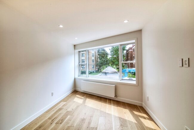 Building Photo - 10 Av. Rosemount