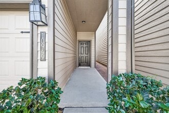 Building Photo - 10949 Cannes Memorial Dr