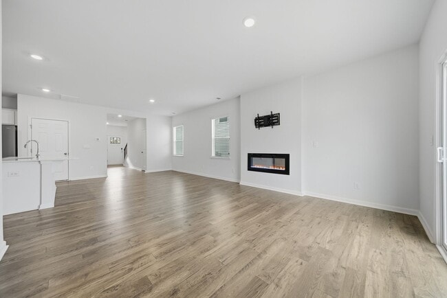 Building Photo - Spacious 5-Bedroom Home for Rent in The Falls – Modern, Comfortable, and Move-In Ready