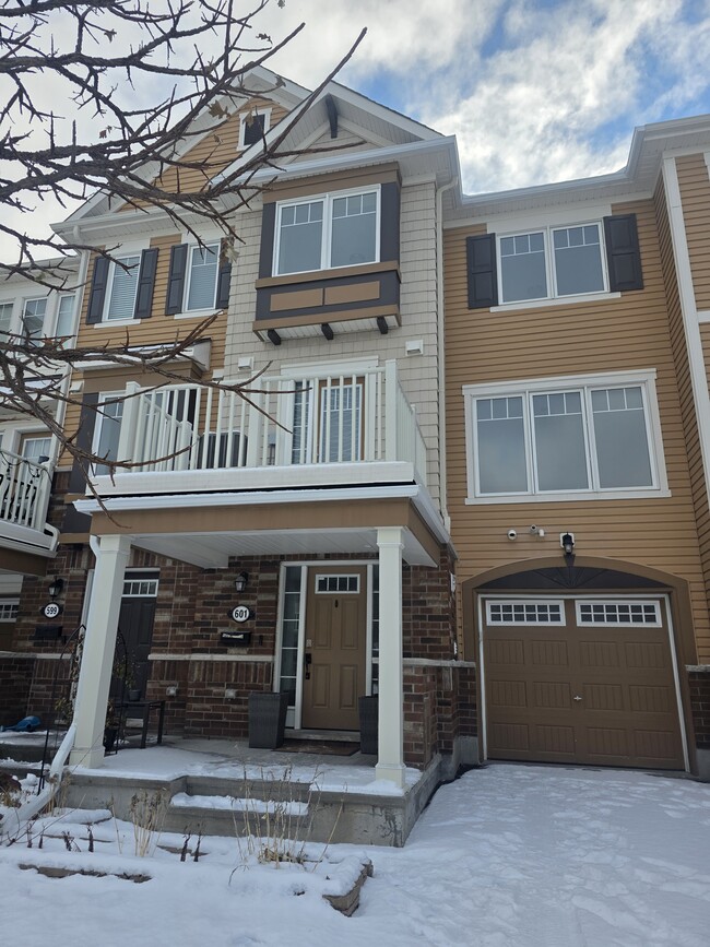 Building Photo - 601 Foxlight Cir