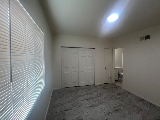 Foto del edificio - FULLY REMODELED 1 BED. APT. / AVAILABLE FOR SELF VIEWING!