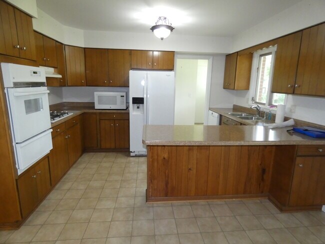 Building Photo - 210B Braeburn Rd
