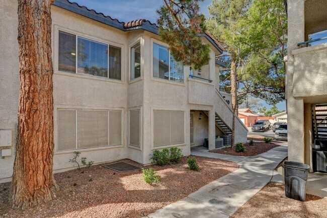 Foto del edificio - Spectacular 2 Bedroom. 2nd Floor Condo in Gated Community!