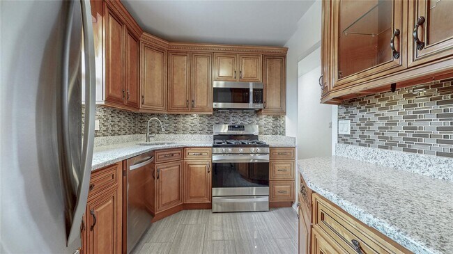 Building Photo - 56-25 Remsen Pl
