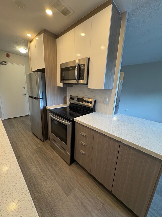 Building Photo - 150 Colborne Av